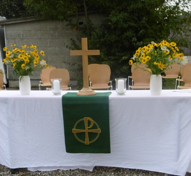Altar beim Gottesdienst im Freien